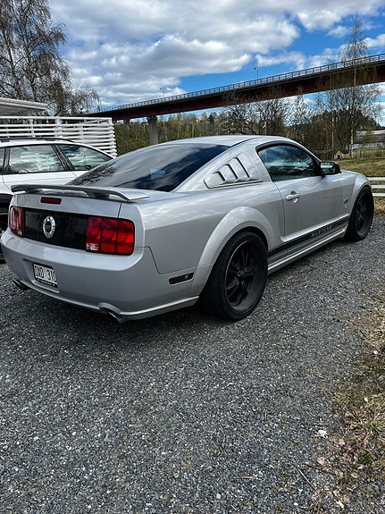 Ford Mustang 2 of 5