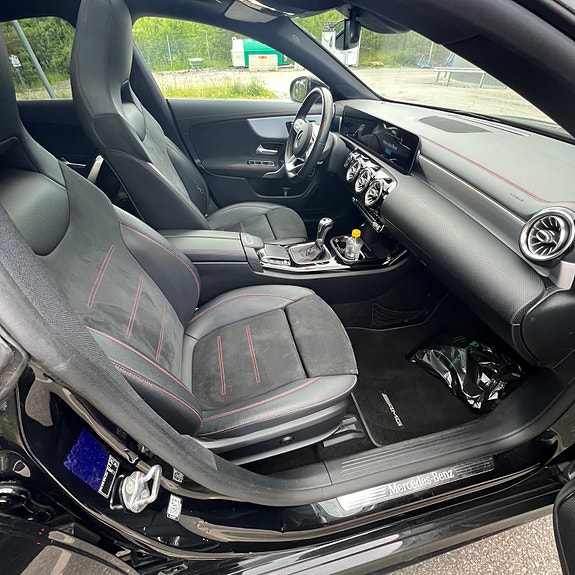 Mercedes-Benz CLA200 3 of 5