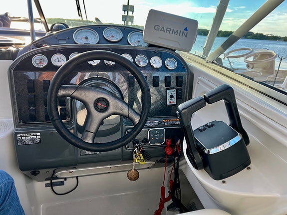 Maxum 2900 SCR | Trailer ingår | 2x220 hk MerCruiser | Ankarspel fram & akter 5 of 5