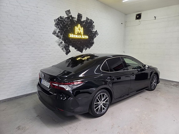 Toyota Camry 4 of 5