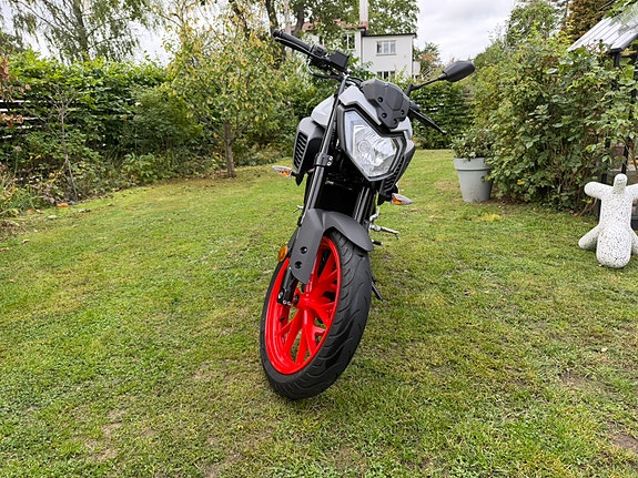 Yamaha Mt125 2 of 5