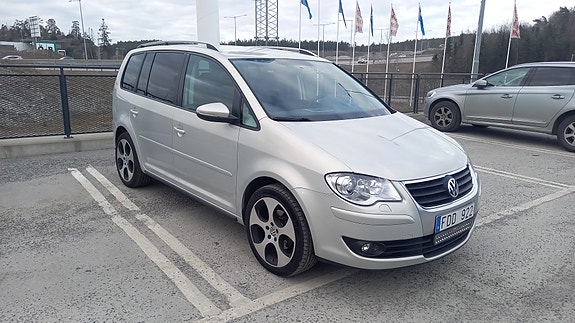 Volkswagen Touran 2 of 5