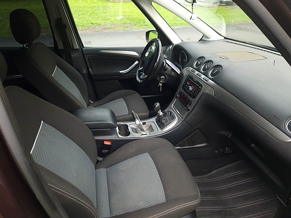 Ford Galaxy 3 of 4