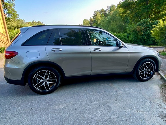 Mercedes-Benz GLC250 3 of 5