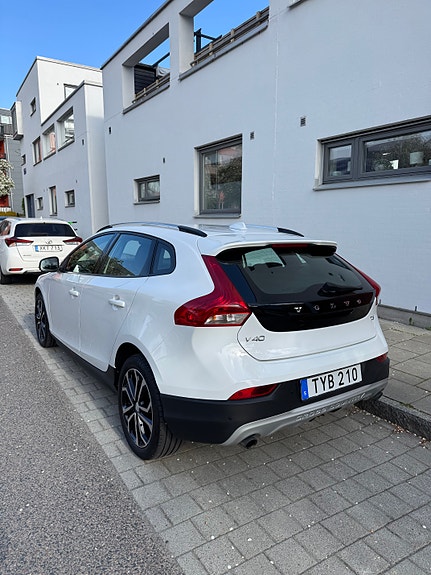 Volvo V40 Cross Country 2 of 5