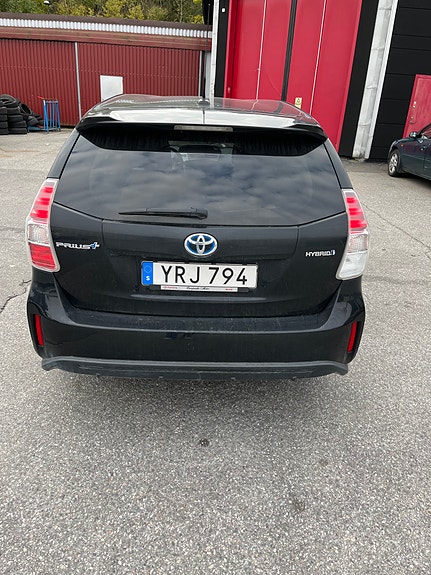 Toyota Prius+ 6 of 9