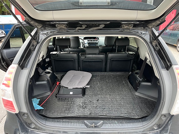 Toyota Prius+ 3 of 9