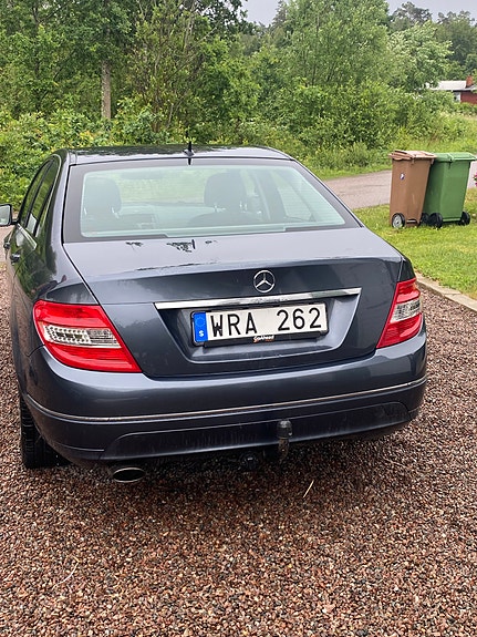 Mercedes-Benz C220 3 of 5