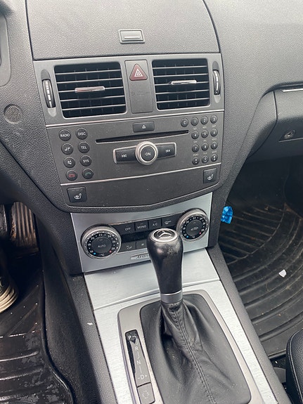Mercedes-Benz C220 4 of 5