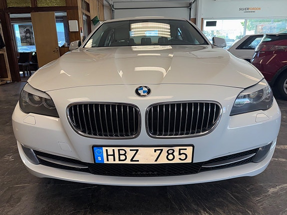BMW 523i 2 of 5