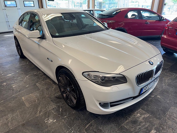 BMW 523i 3 of 5
