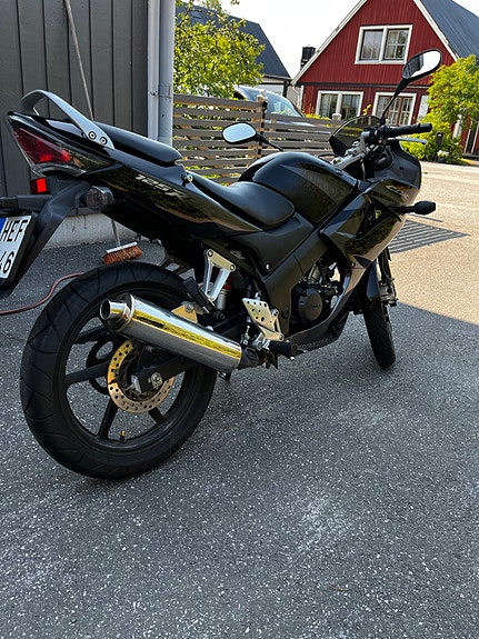 Honda CBR125R 3 of 5