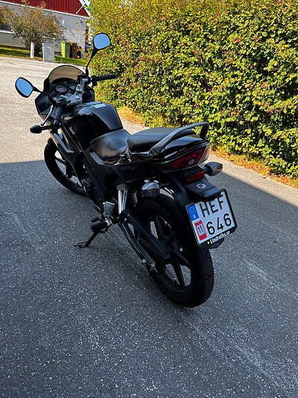 Honda CBR125R 4 of 5