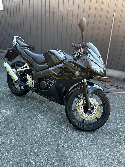 Honda CBR125R 2 of 5