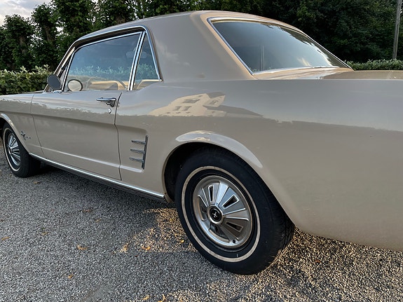 Ford Mustang 5 of 5