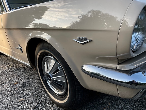 Ford Mustang 2 of 5