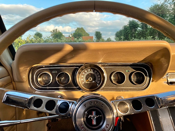 Ford Mustang 4 of 5
