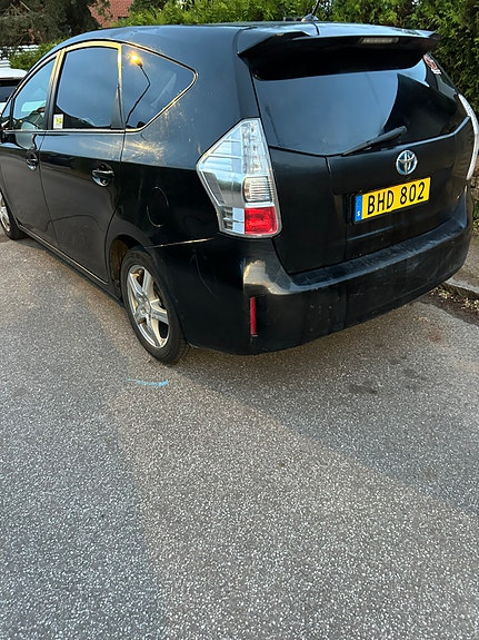 Toyota Prius+ 2 of 3
