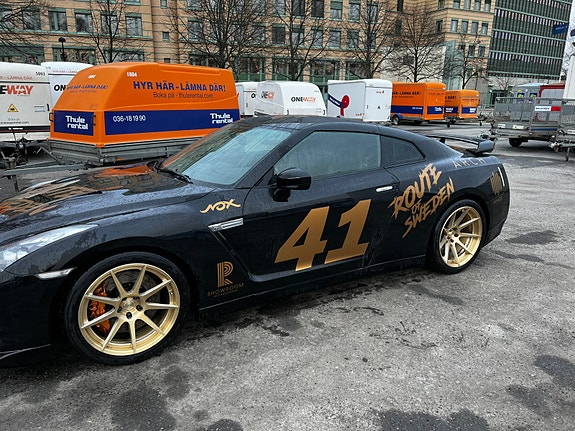 Nissan GT-R 2 of 2