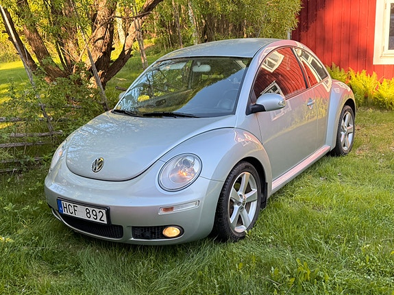 Volkswagen New Beetle 4 of 5