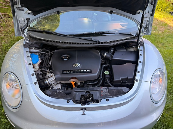 Volkswagen New Beetle 2 of 5