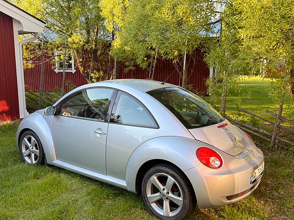 Volkswagen New Beetle 3 of 5