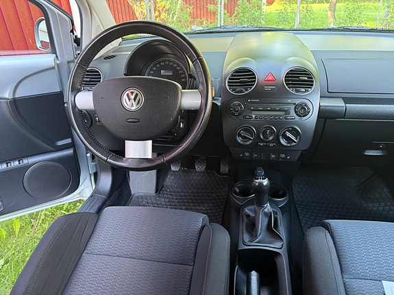 Volkswagen New Beetle 5 of 5