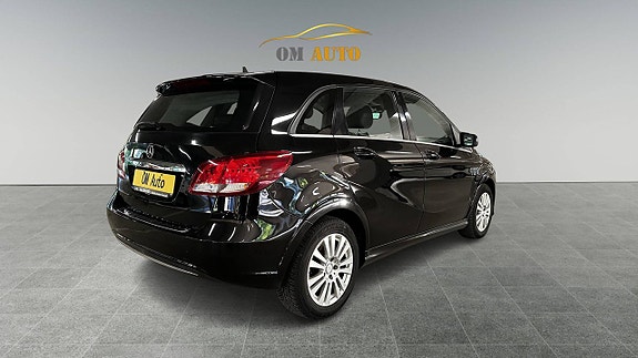 Mercedes-Benz B200 3 of 5