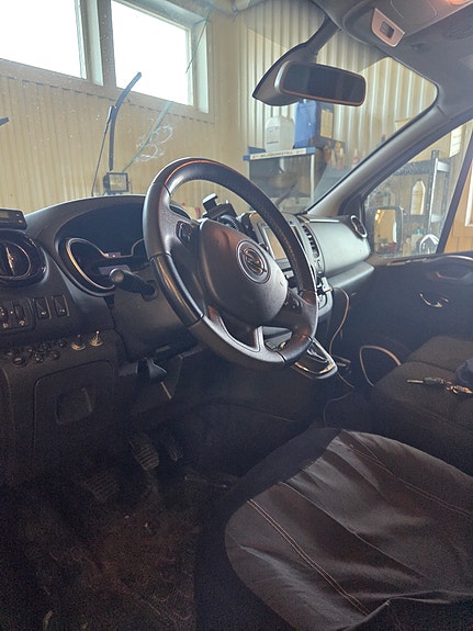 Opel Vivaro 2 of 3