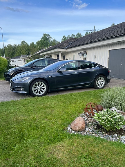 Tesla Model S 2 of 8