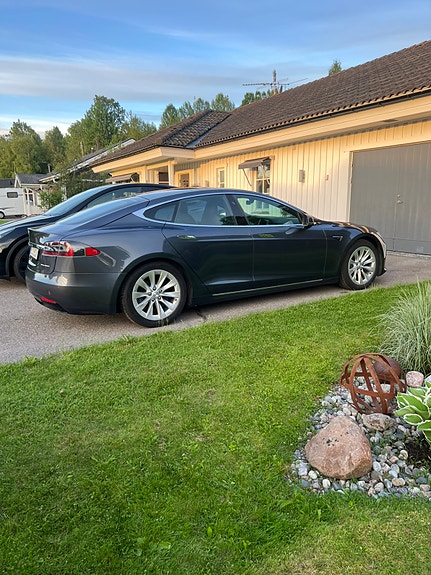 Tesla Model S 6 of 8