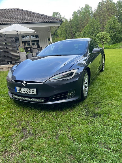 Tesla Model S 4 of 8