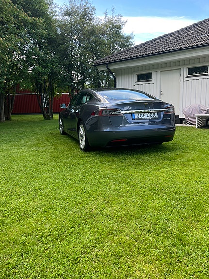 Tesla Model S 5 of 8