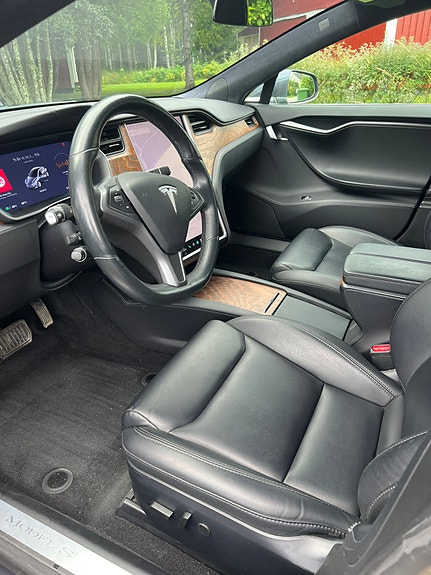 Tesla Model S 7 of 8