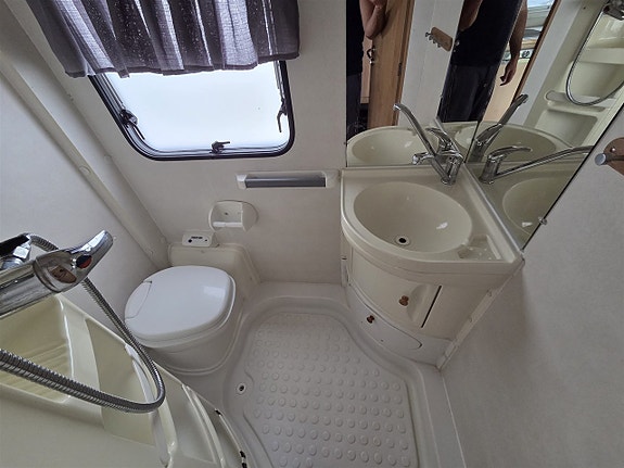Fiat Ducato McLouis husbil uthyres – 5 sovplatser, AC och B-körkort 11 of 19