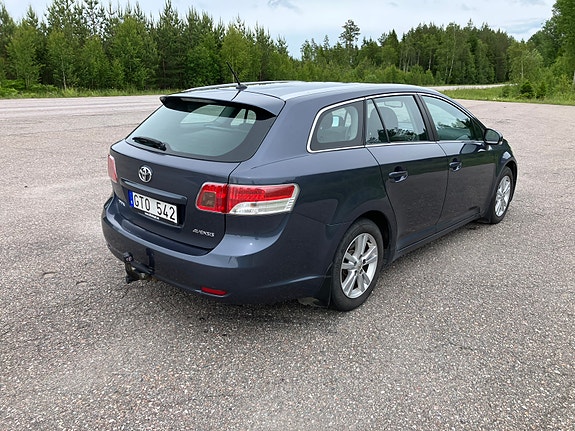 Toyota Avensis 2 of 2
