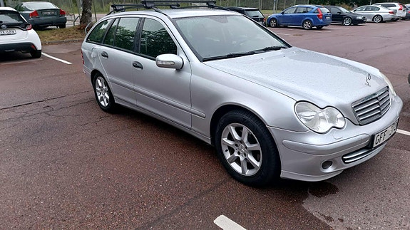 Mercedes-Benz C220 4 of 5