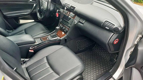 Mercedes-Benz C220 2 of 5