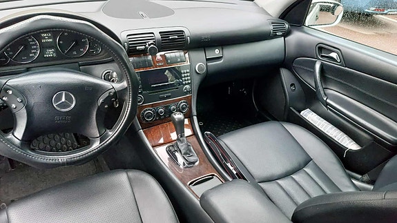 Mercedes-Benz C220 3 of 5