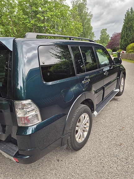 Mitsubishi Pajero 12 of 16