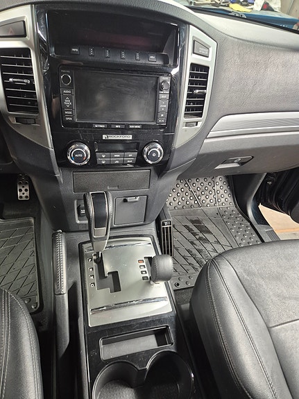 Mitsubishi Pajero 7 of 16