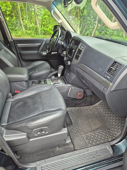 Mitsubishi Pajero 9 of 16
