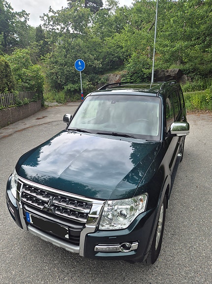 Mitsubishi Pajero 3 of 5