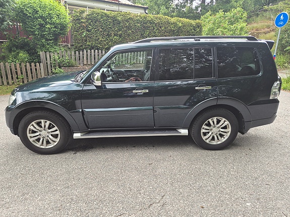 Mitsubishi Pajero 2 of 5