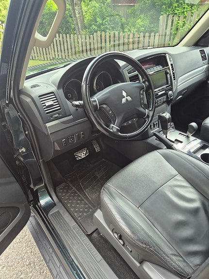 Mitsubishi Pajero 6 of 16