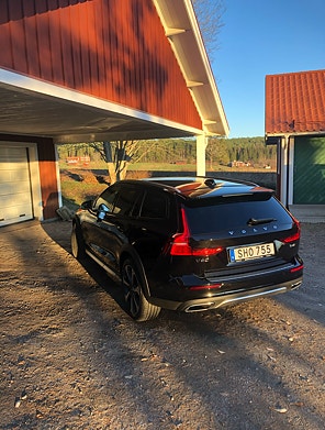 Volvo V60 Cross Country 2 of 5
