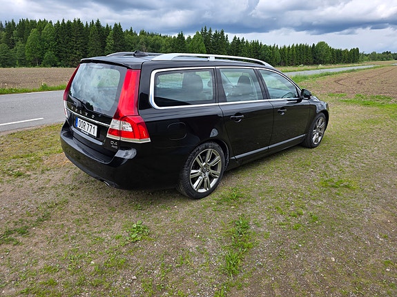 Volvo V70 2 of 3