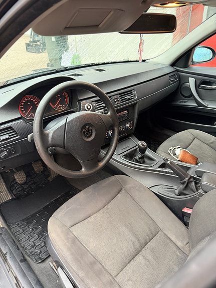 BMW 325d 4 of 5