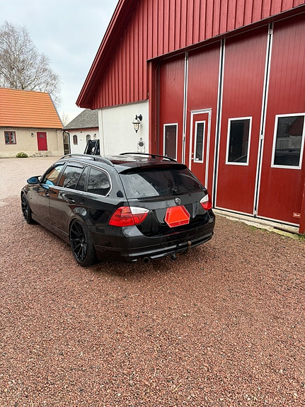 BMW 325d 2 of 5