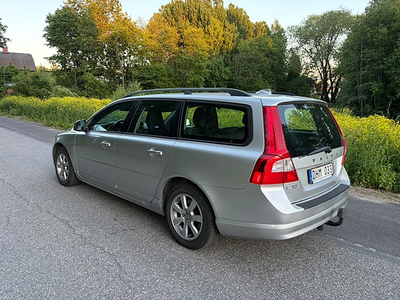 Volvo V70 3 of 5